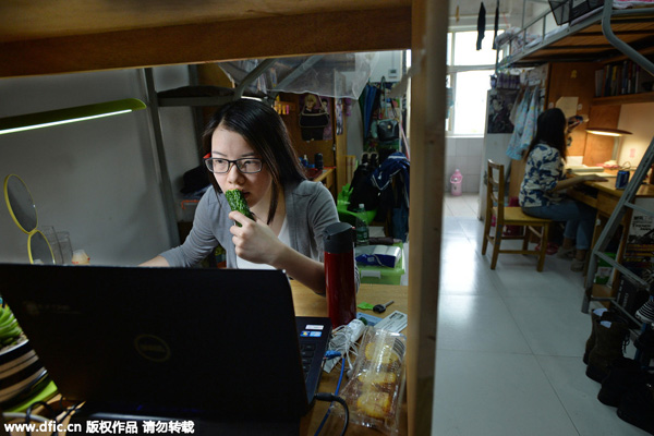 Student bets on stocks from her dormitory