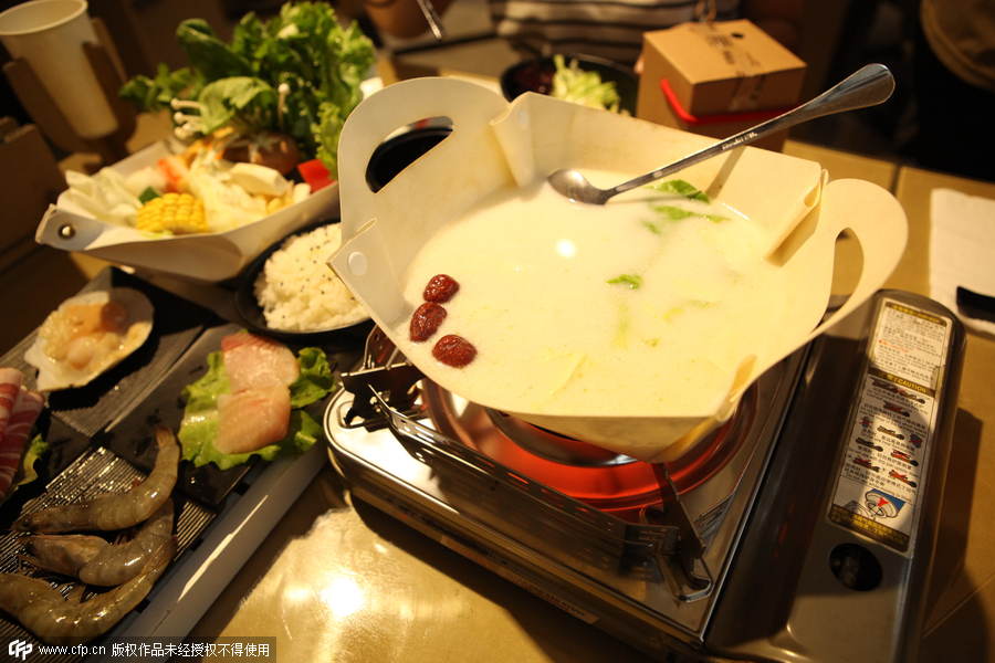 Eating with carton-made hotpot in Shanghai