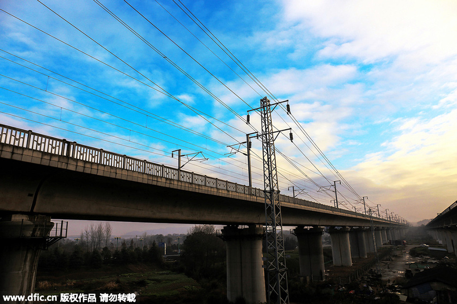 High-speed train linking Nanjing and Anqing starts operating
