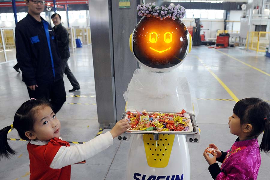 Robots serve at group wedding ceremony in Shenyang