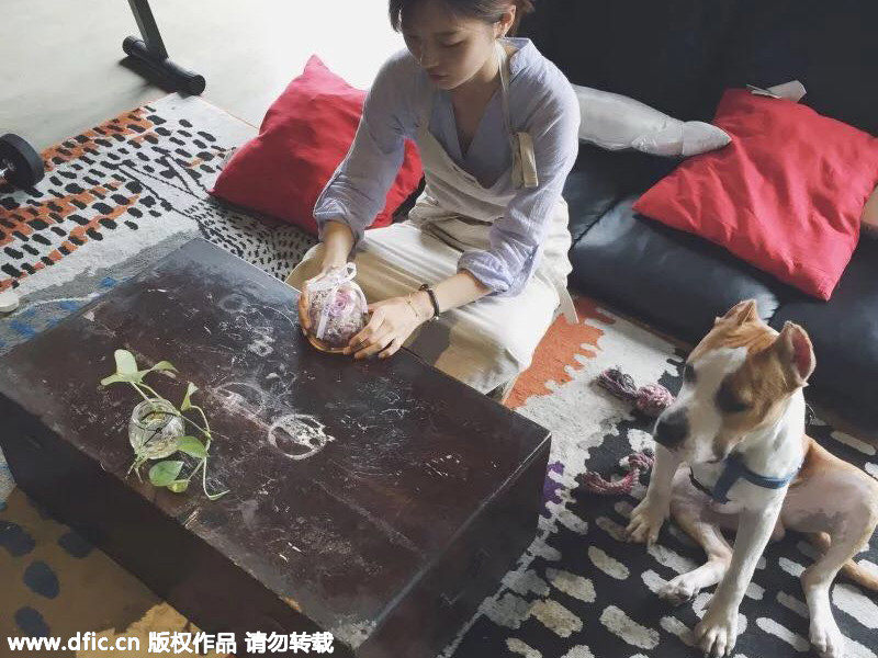 Girl opens special flower shop in Chengdu