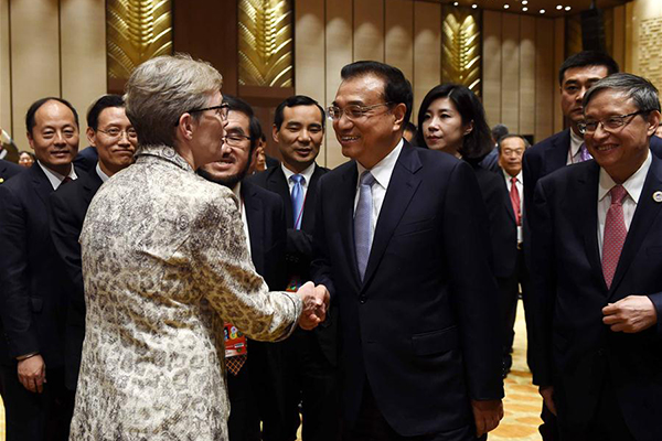 Premier Li underscores global cooperation while meeting entrepreneurs