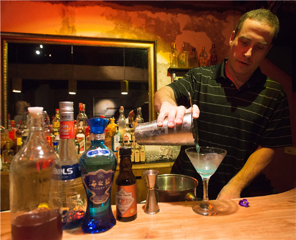 A cocktail made with Baijiu lures foreigners, young Chinese