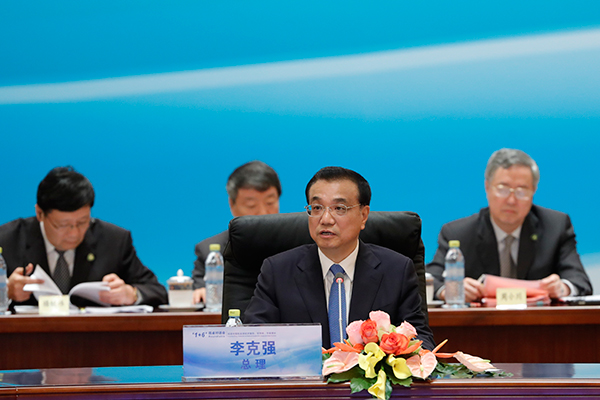 Premier Li meets with international financial chiefs