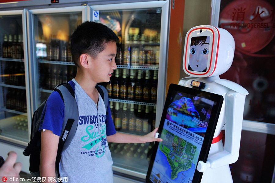 Amazing robots work hard at Qingdao beer fest