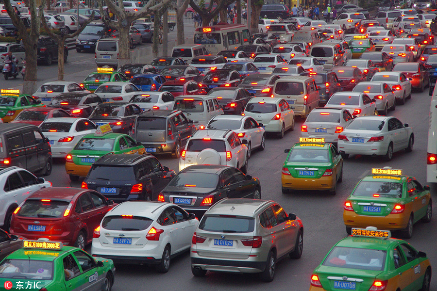 Traffic grinds throughout China for National Day holiday