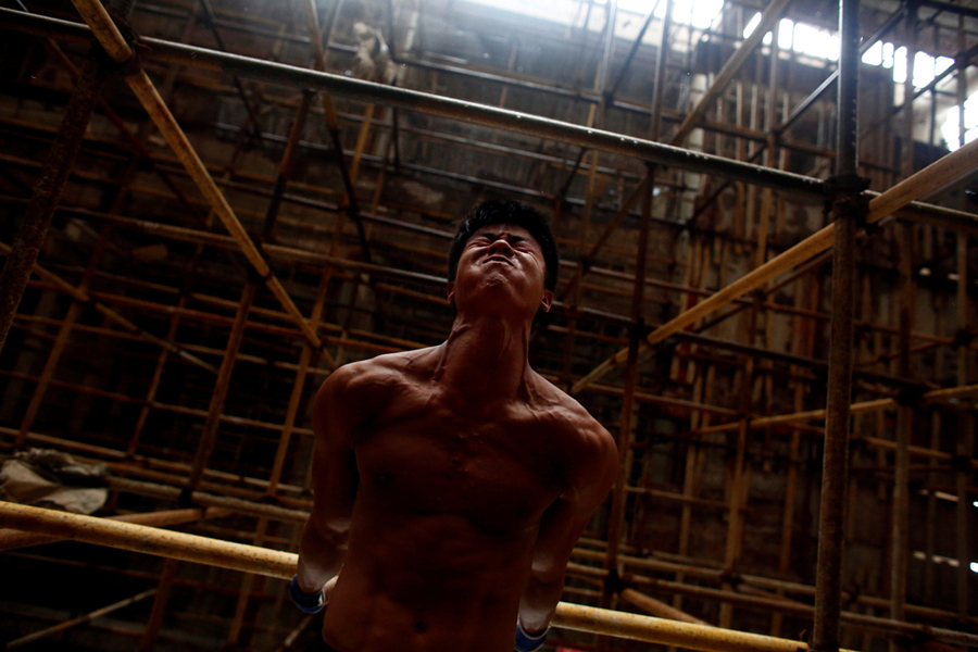 Six-pack abs turn construction worker into online celebrity