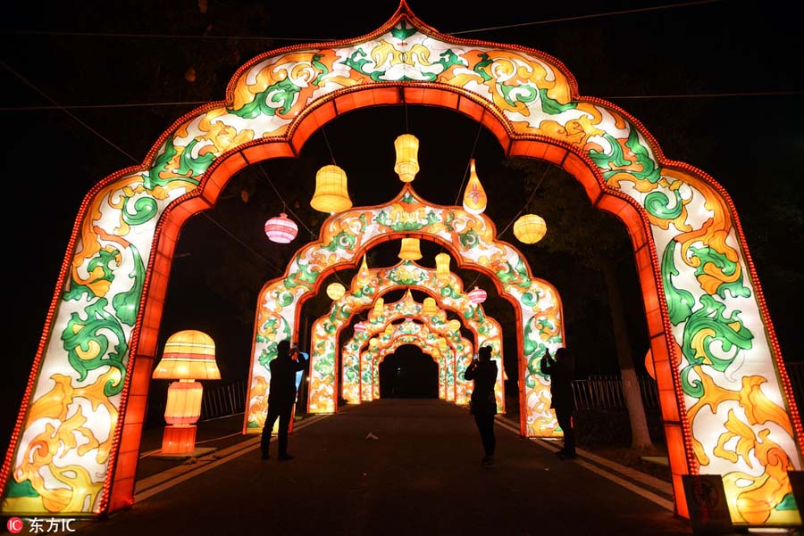 Lantern shows brighten festive moods across China