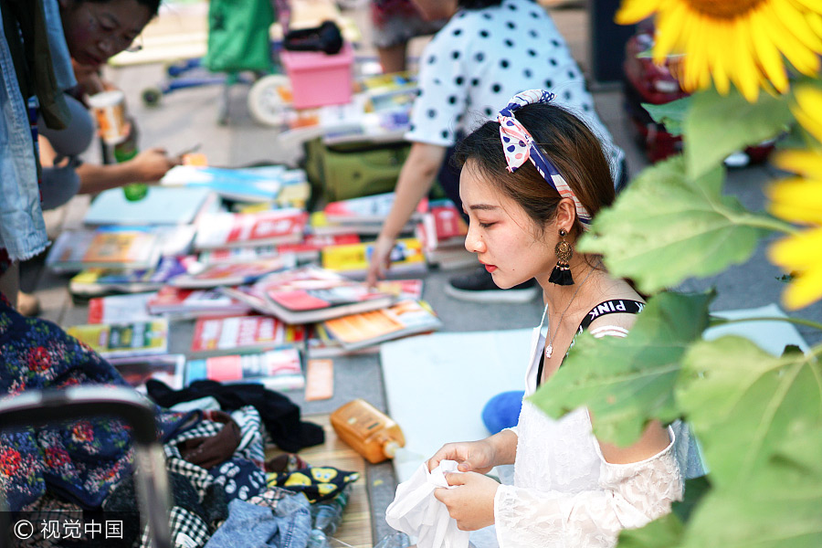 University flea markets popular during graduation season