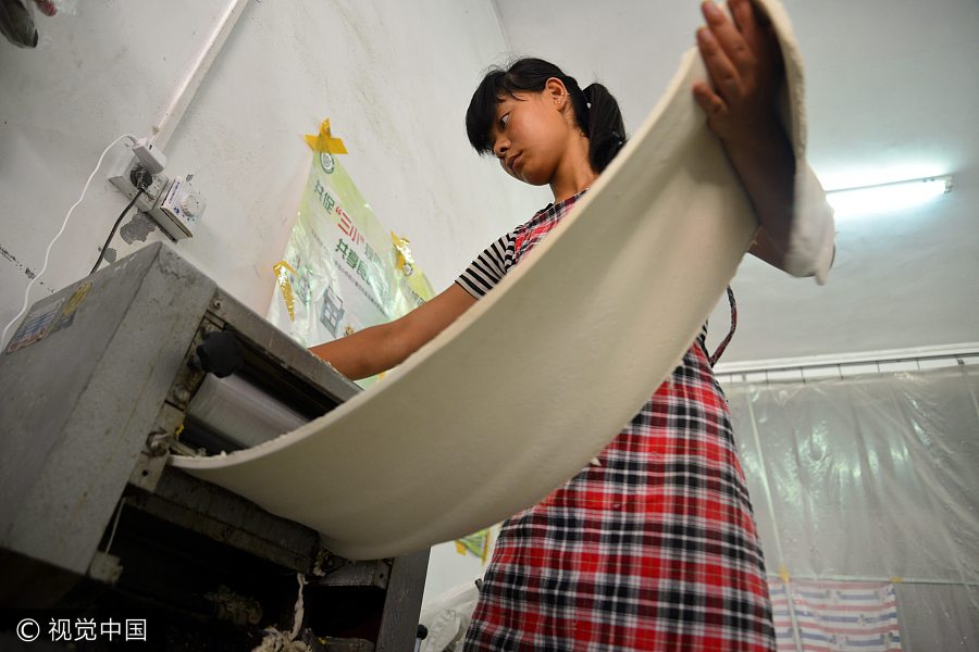 Young entrepreneurs sell steamed bread like hotcakes