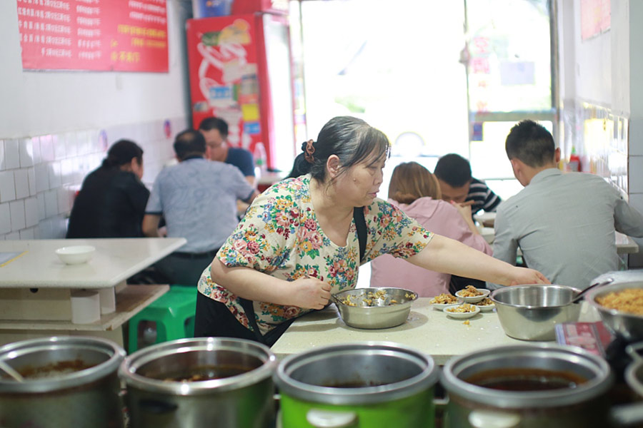 Chongqing 24-hour restaurant earns family four houses