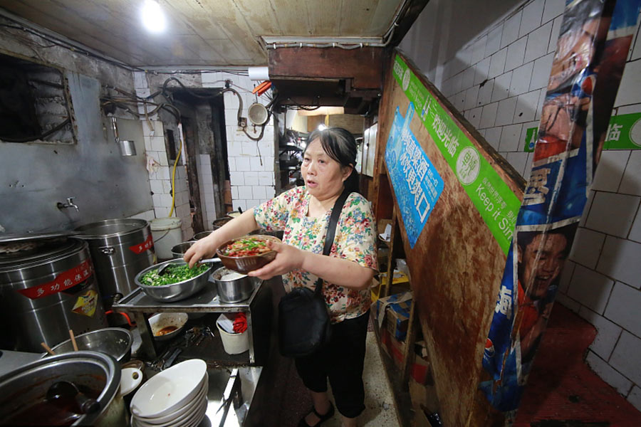 Chongqing 24-hour restaurant earns family four houses