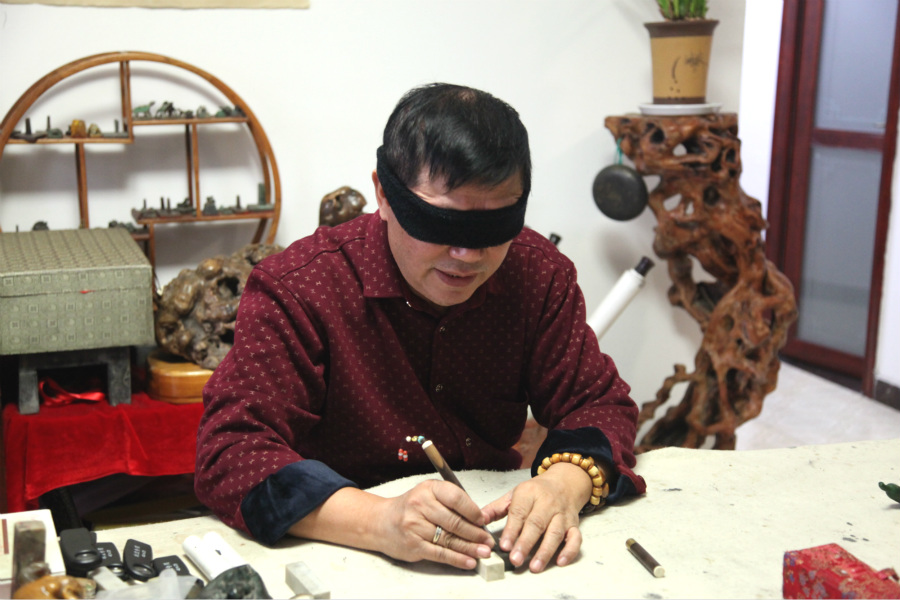 Sports teacher becomes micro carving master 1 Chinadaily .cn