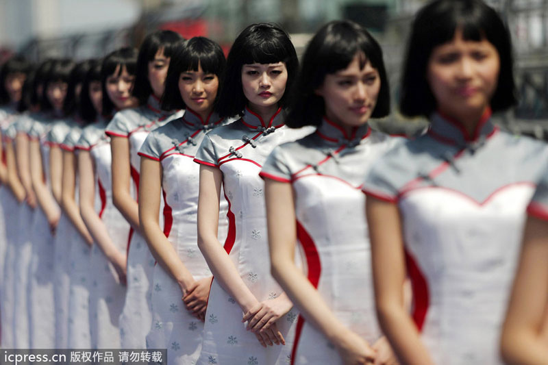 F1 models pose before the Chinese F1 Grand Prix at the Shanghai International Circuit, April 14, 2013. Chinese F1 models eye-catching at Shanghai Grand Prix