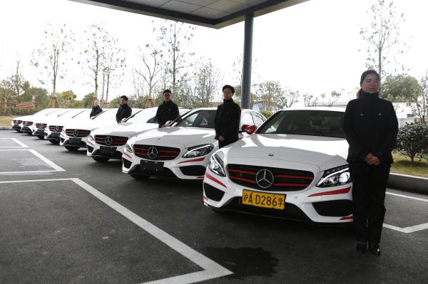 Driving school which only uses Mercedes-Benz cars welcomed by female clients