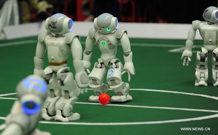 Robots kick off football match in Hefei
