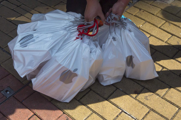 Chinese buyers go the extra mile for new iPhones