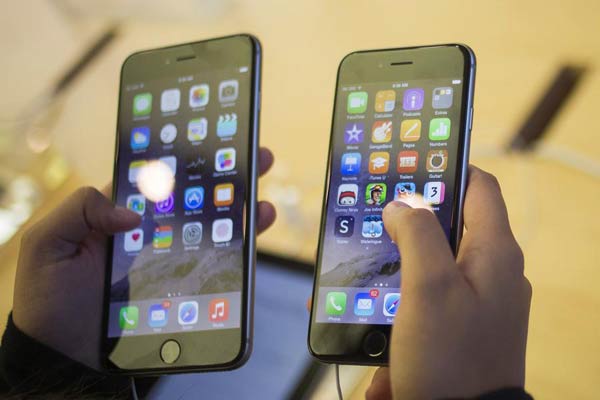 New iPhones run into software, bending complaints