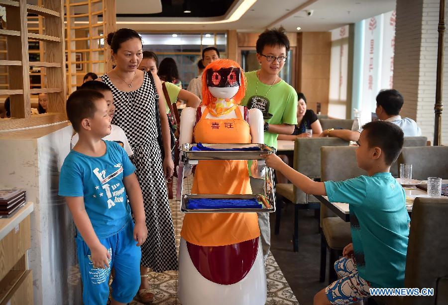 Robot waiter introduced to restaurant in South China
