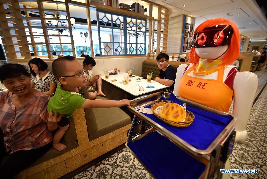 Robot waiter introduced to restaurant in South China