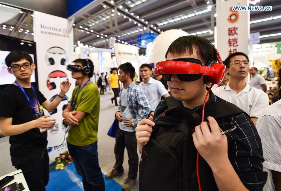 Virtual reality devices, products displayed at China Hi-tech Fair