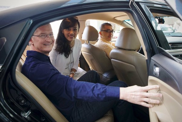 Tim Cook visits Apple store in Beijing, with Didi president
