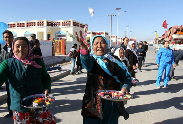 Xinjiang herdsmen move house