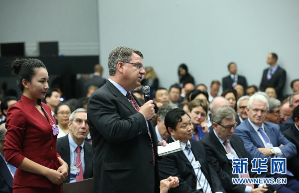 Premier Li meets entrepreneurs, answers questions