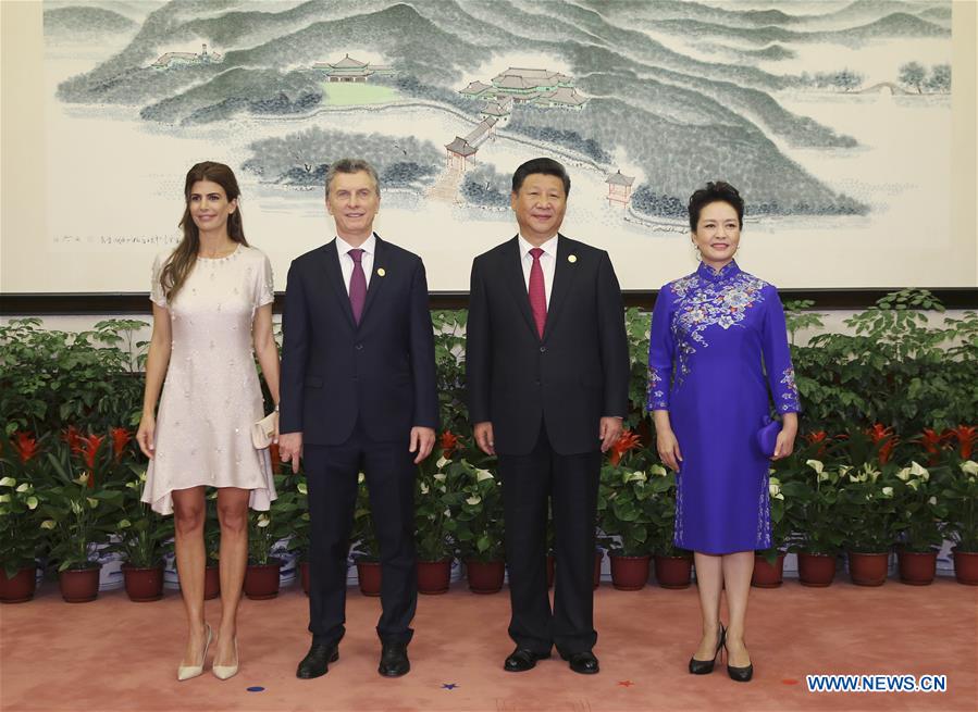 Xi Jinping, Peng Liyuan greet honored guests for G20 Summit before banquet