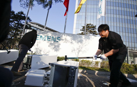 Blogger destroys 'faulty' Siemens fridge