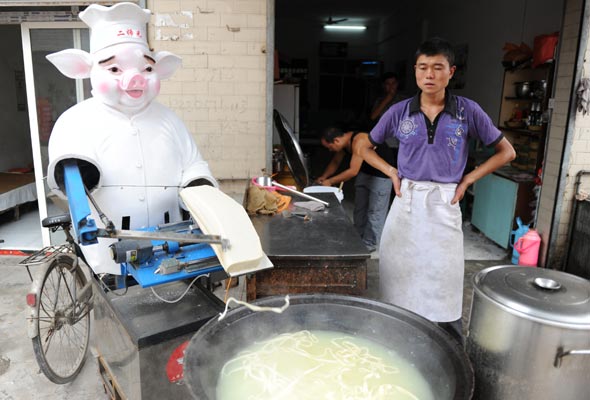 'Zhu Bajie' chops noodles in Xi'an