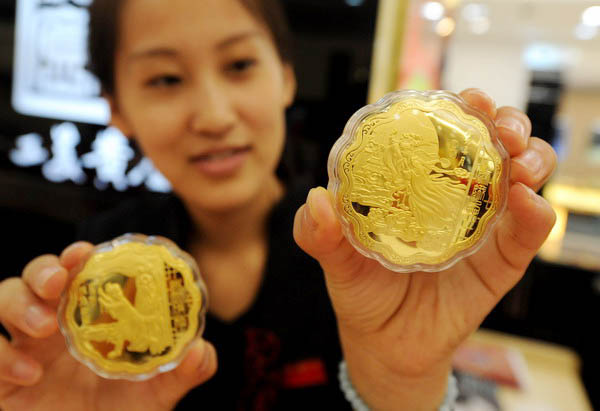 'Golden mooncake' shows up at Beijing gift market