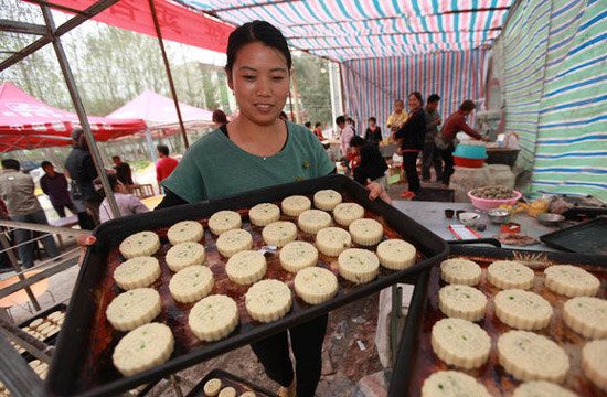 Hand-made mooncakes attract customers