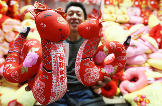 Toy snakes popular as Year of Snake approaches
