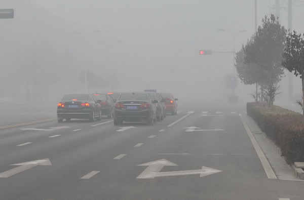 Smog disrupts Beijing traffic, flights