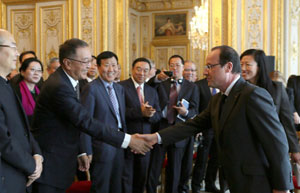 Hollande courts Chinese investors to boost economy