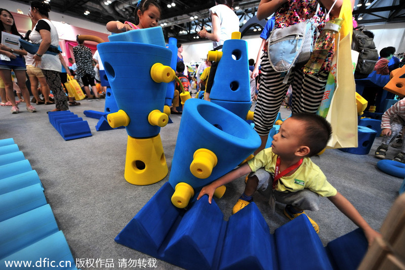 Children have fun at Beijing toy expo