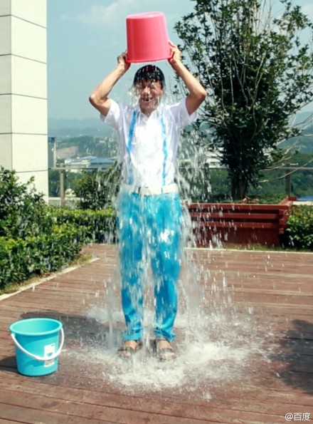 Ice bucket charity heats up Internet