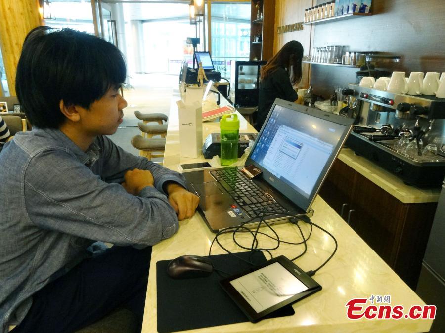 University student opens China's first e-reading café