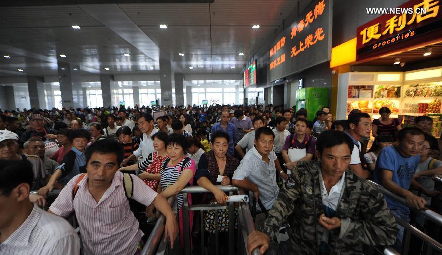 Railway stations witness travel peak before Mid-Autumn holiday