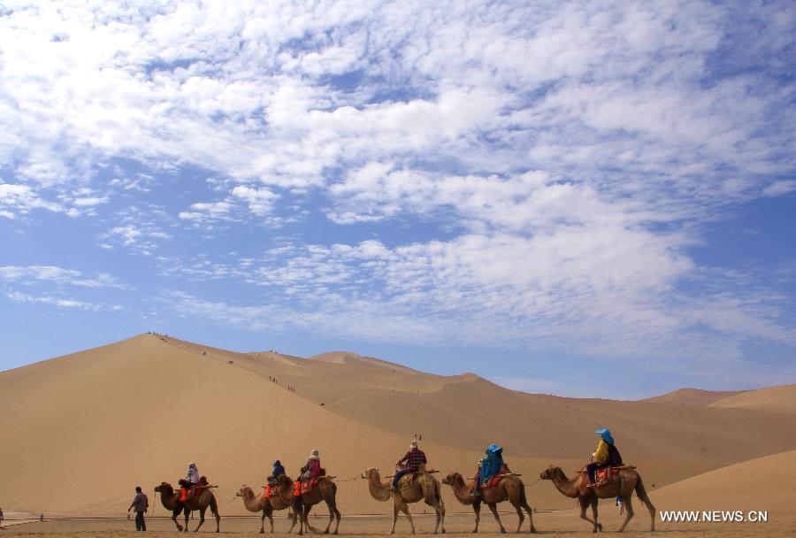 People spend Mid-Autumn holiday in NW China's Gansu