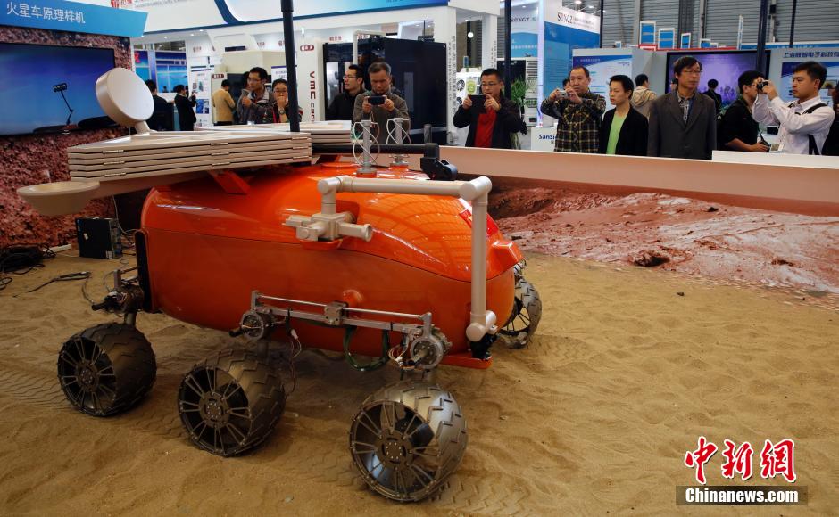 Sample machine of China's Mars rover lights industry fair