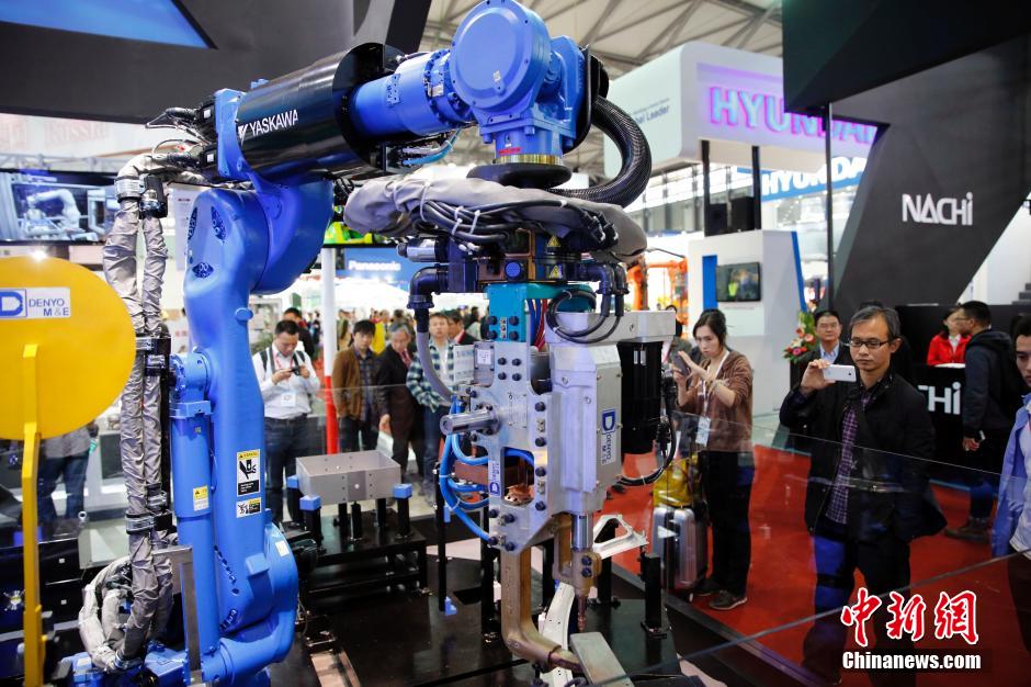 Sample machine of China's Mars rover lights industry fair