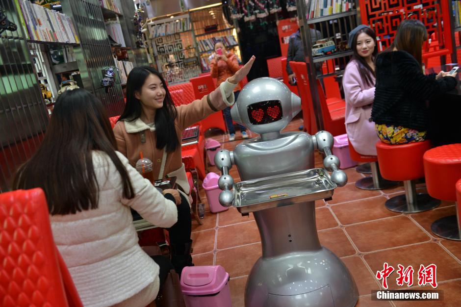 Robot-themed restaurant attracts curious customers