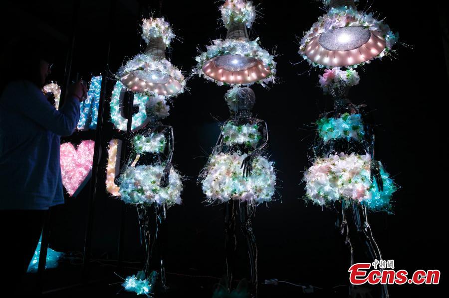 Illuminating wedding dress lightens Shanghai expo