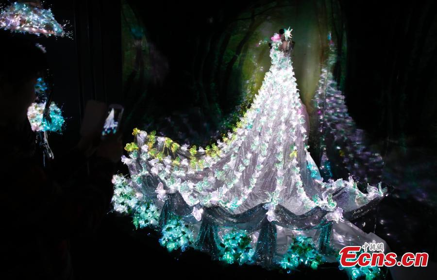 Illuminating wedding dress lightens Shanghai expo