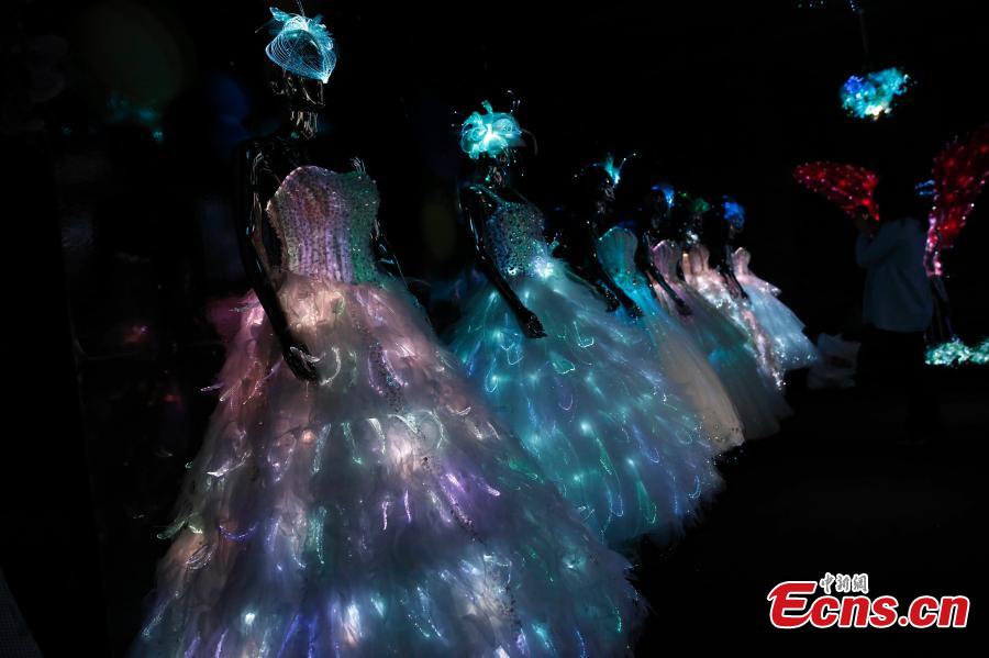 Illuminating wedding dress lightens Shanghai expo