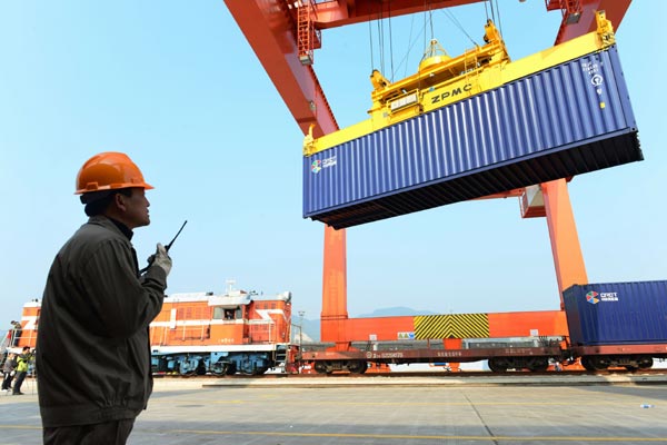 Rail cargo volume drops 3.9% in 2014