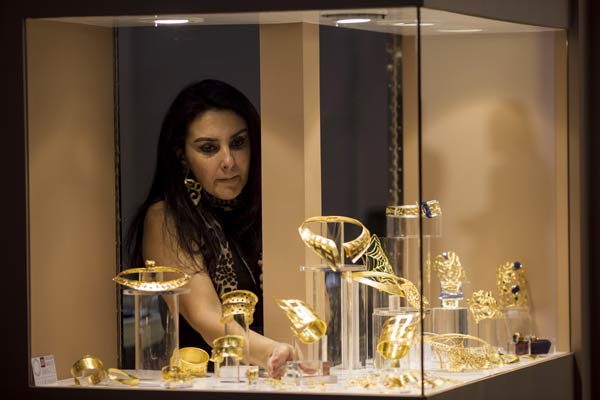 Hong Kong jewellery show kicks off