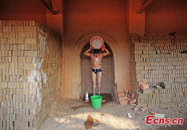 Traditional way of baking bricks in Hubei continues